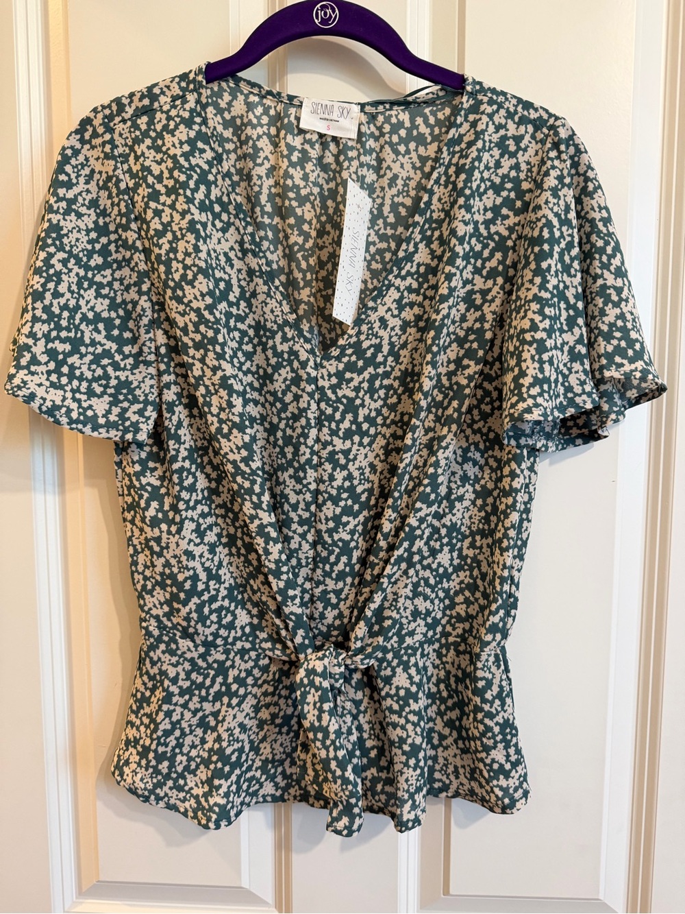 Sienna sky new with tags floral blouse size small